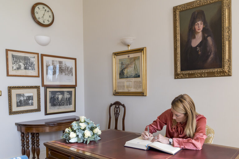 Foto 7: Global Youth Leadership Forum - “Europa, un futuro de esperanza” - Signature of Book of Distinguished Visitors