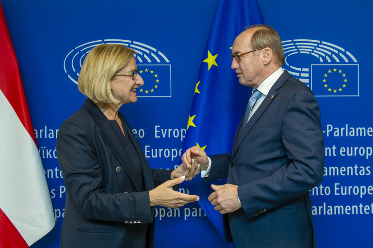 Foto 4: Othmar KARAS meets with LH Mikl-Leitner.