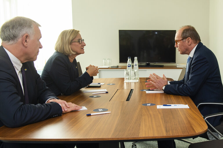 Foto 2: Othmar KARAS meets with LH Mikl-Leitner.