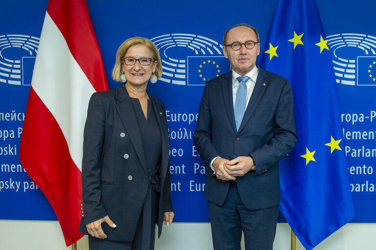 Foto 6: Othmar KARAS meets with LH Mikl-Leitner.