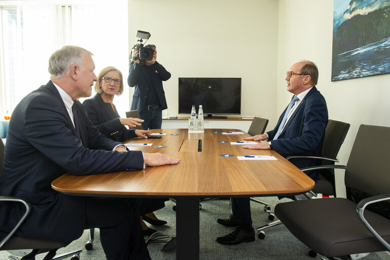 Foto 3: Othmar KARAS meets with LH Mikl-Leitner.