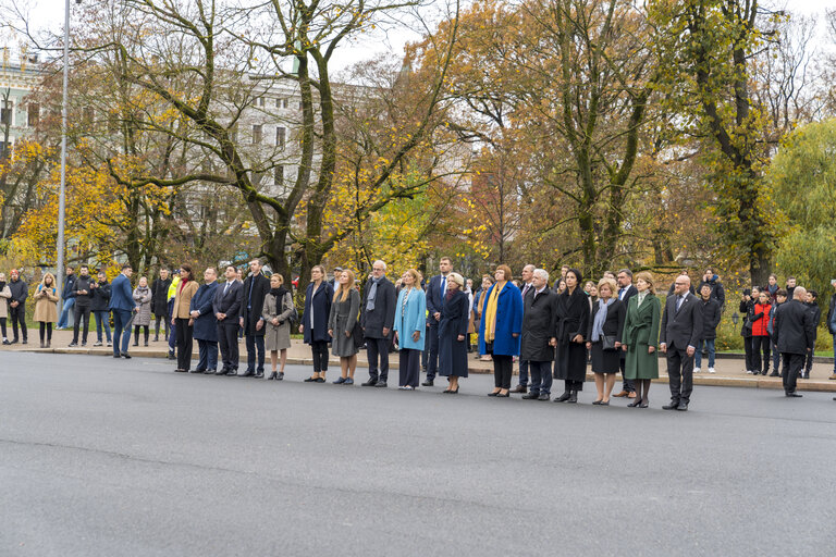 Official visit by Roberta METSOLA, EP President to Latvia - Flower-laying ceremony at the Monument of Freedom