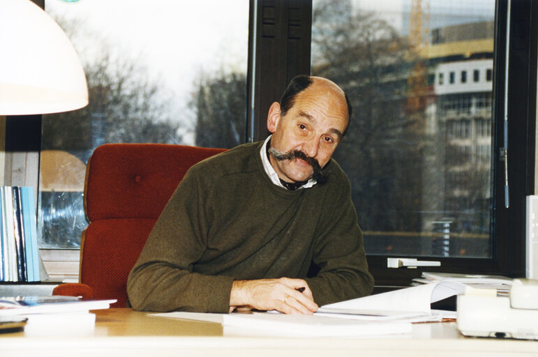 Foto 1: Portrait of Jean-Pierre RAFFIN, MEP during the 3rd Parliamentary Term (1991-1994)