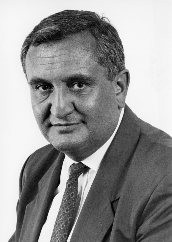 Portrait of Jean Pierre RAFFARIN, MEP during the 3rd and 4th Parliamentary Terms (1989-1999)