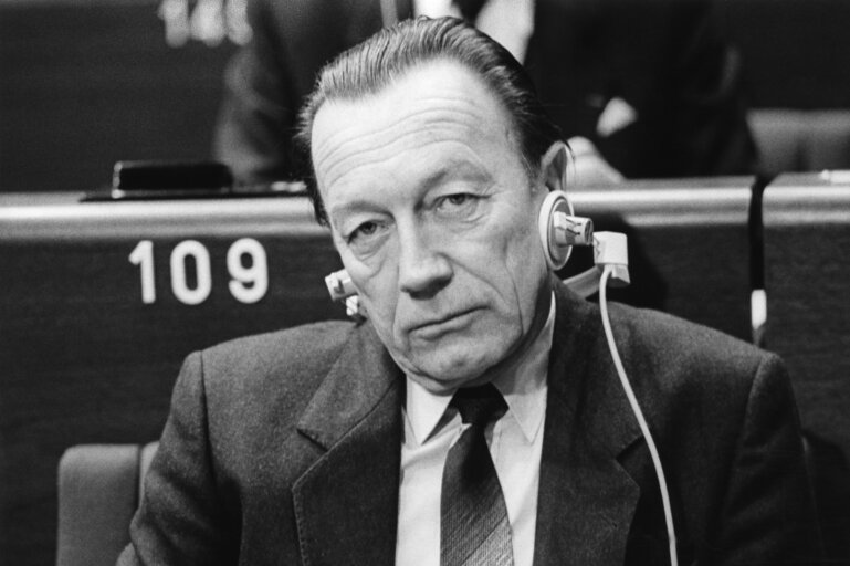 Foto 1: Commissioner for Economic Affairs and Employment Alois PFEIFFER during a plenary session in Strasbourg, January 1985.