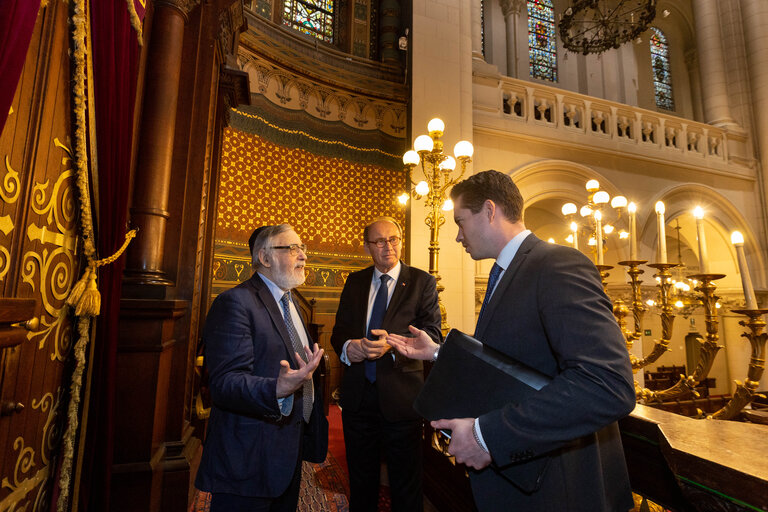 Foto 16: Othmar KARAS visit to the Great Synagogue of Europe