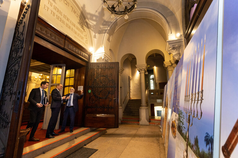 Foto 10: Othmar KARAS visit to the Great Synagogue of Europe