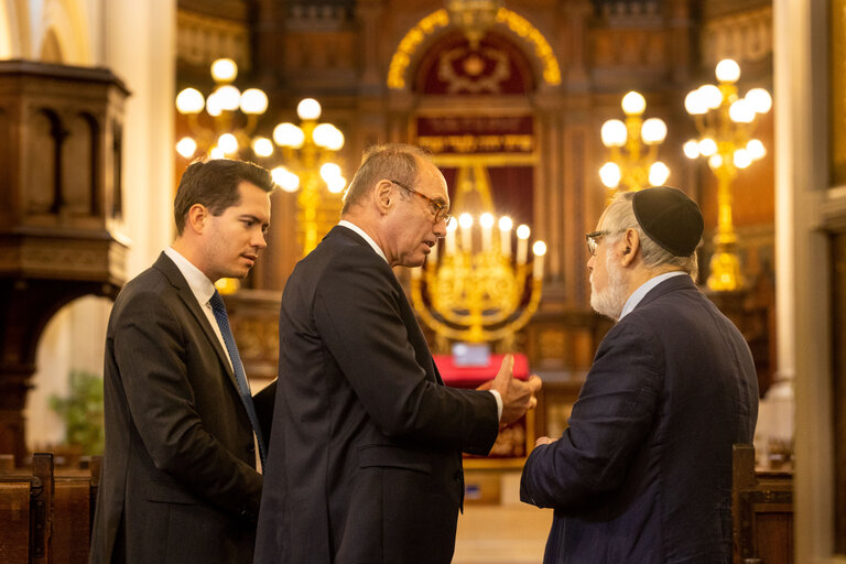 Foto 12: Othmar KARAS visit to the Great Synagogue of Europe