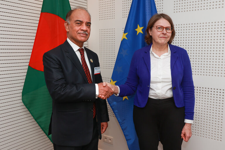 Fotografija 2: Heidi HAUTALA meets a delegation of the EU-Bangladesh IPM