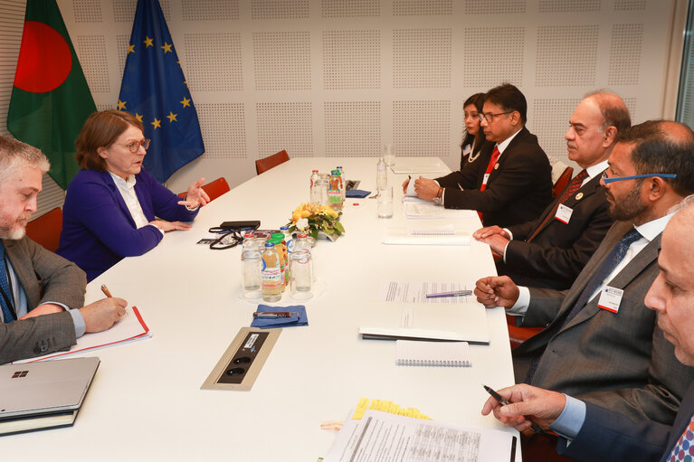 Fotografija 1: Heidi HAUTALA meets a delegation of the EU-Bangladesh IPM