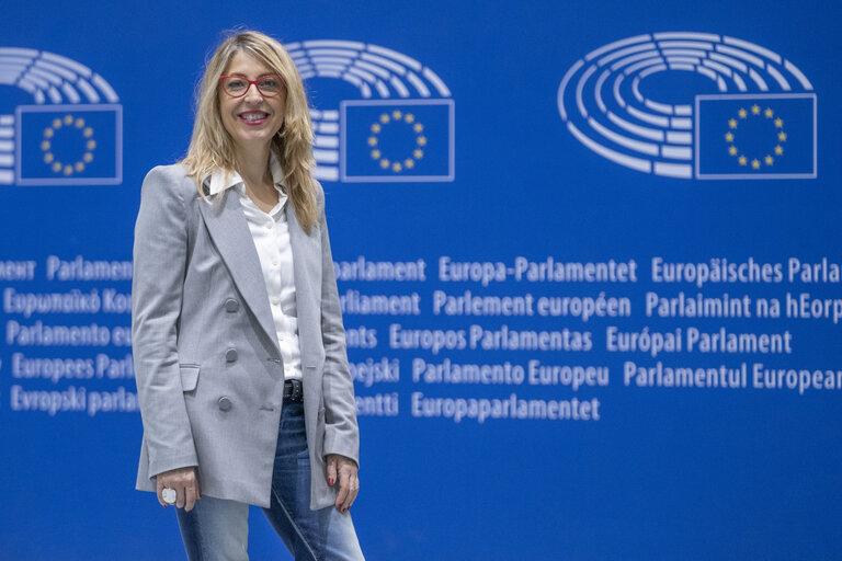 Photo 1: Eugenia RODRIGUEZ PALOP in the EP in Brussels