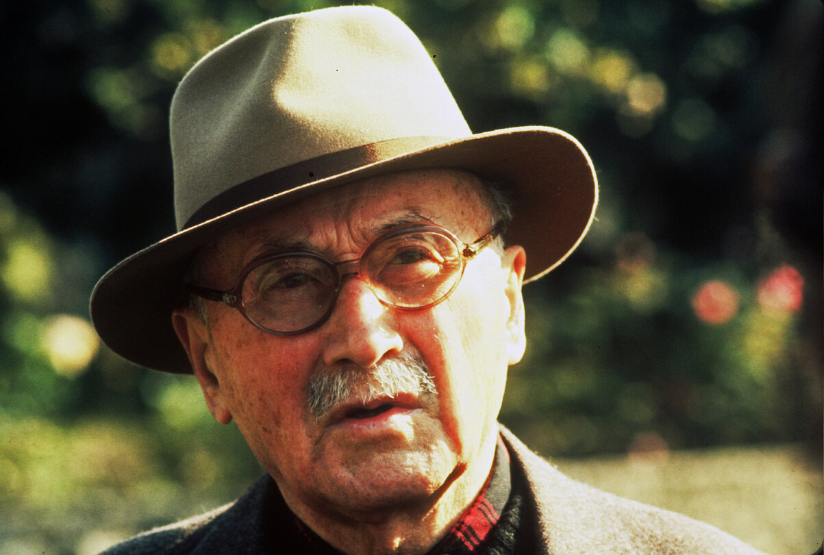 Fotografi 6: Jean MONNET, one of the Founding Fathers of the European Union, in his garden, at Bazoches-sur-Guyonne (Yvelines), France, October 29, 1975.