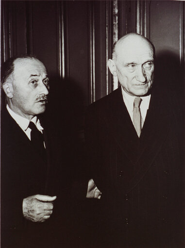 Valokuva 1: Jean MONNET (L), French Planning Commissionner, and Robert SCHUMAN, French Foreign Affairs Minister, July 18, 1952.