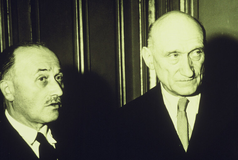 Valokuva 2: Jean MONNET (L), French Planning Commissionner, and Robert SCHUMAN, French Foreign Affairs Minister, July 18, 1952.