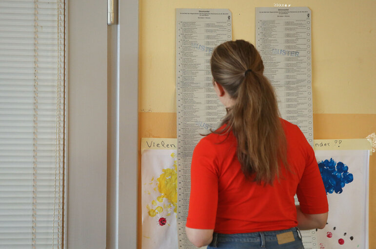 Fotó 18: European Elections 2019. Polling stations, people voting, voting booth in Germany