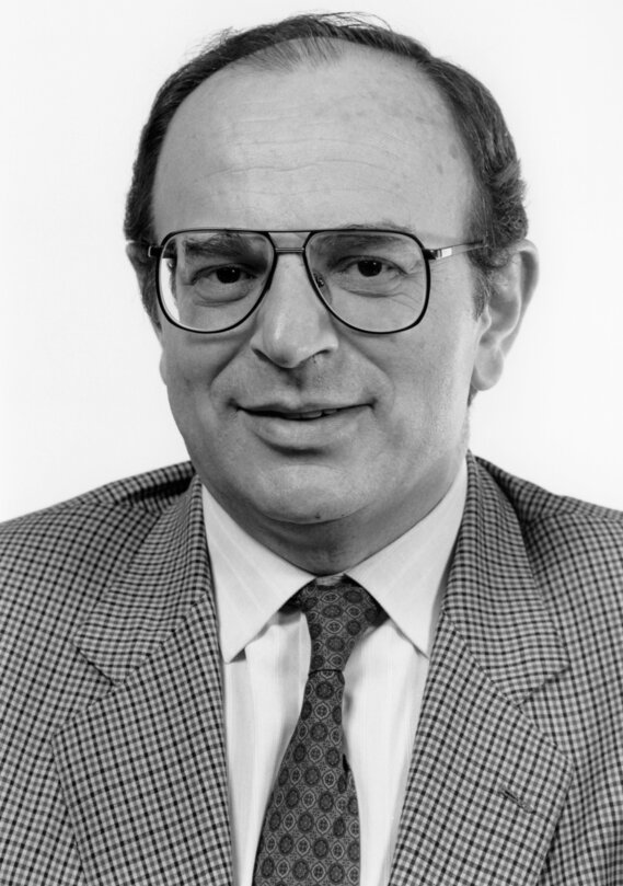 Portrait of Vincenzo MATTINA, MEP during the 2nd and 3rd Parliamentary Terms (1984-1994)