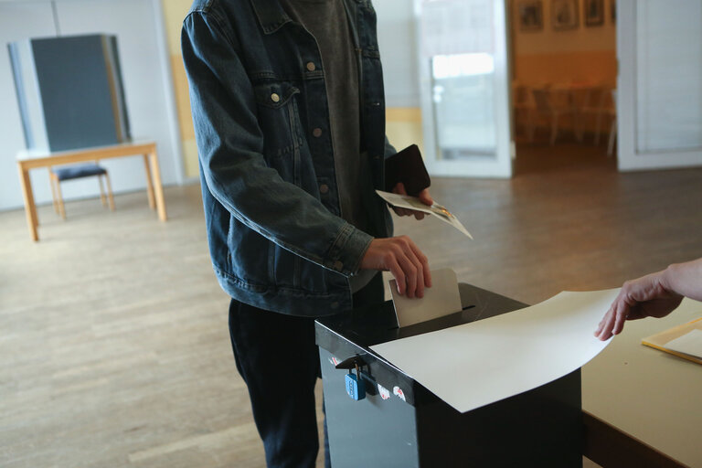 Fotó 8: European Elections 2019. Polling stations, people voting, voting booth in Germany