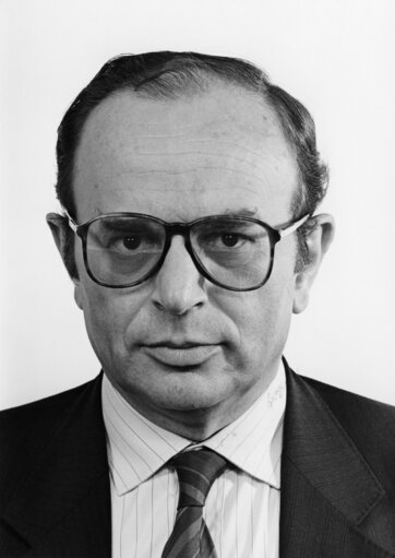 Foto 2: Portrait of Vincenzo MATTINA, MEP during the 2nd and 3rd Parliamentary Terms (1984-1994)