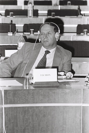 Fotografia 2: Member of the Knesset Dan TICHON during a meeting of the European Parliament's Delegation for relations with Israel in Strasbourg, December 12, 1983.