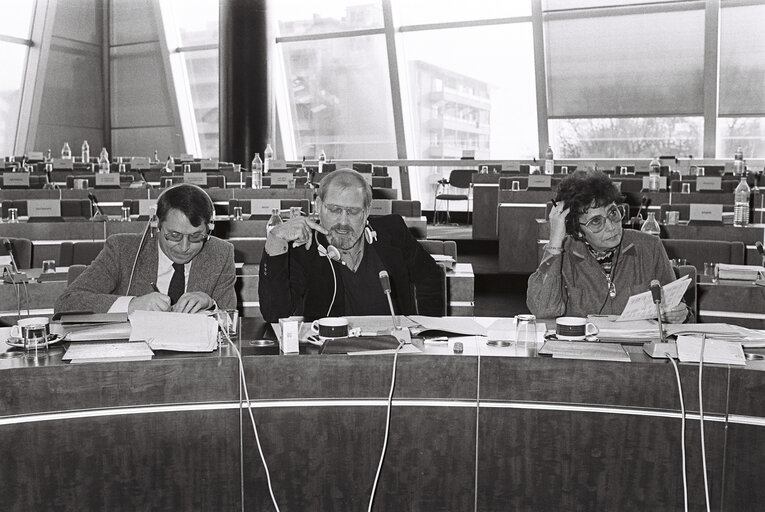 Valokuva 3: Ien van den HEUVEL during a meeting of Socialist MEPs in Strasbourg, December 1983.