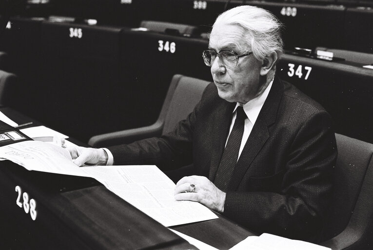 Foto 8: Kai Uwe von HASSEL during a plenary session in Strasbourg, December 1983.