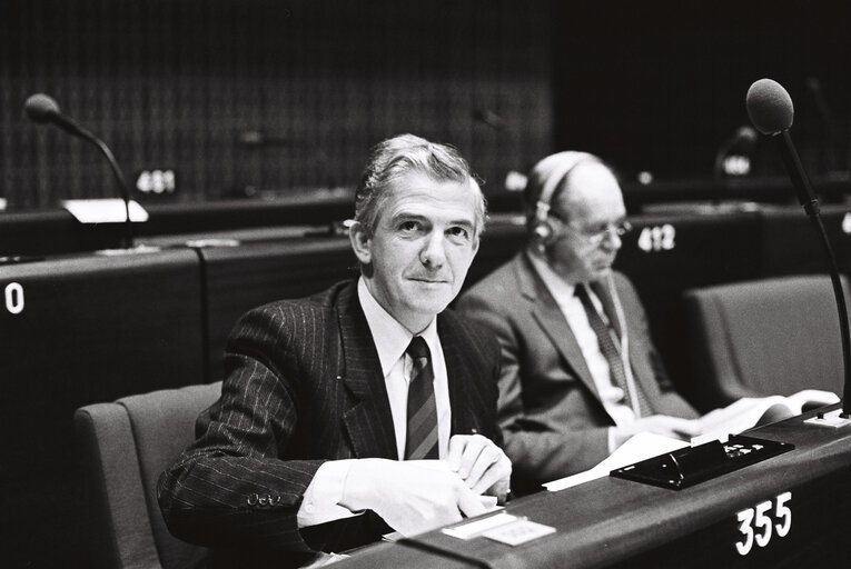 Foto 11: Pol MARCK during a plenary session in Strasbourg, December 1983.