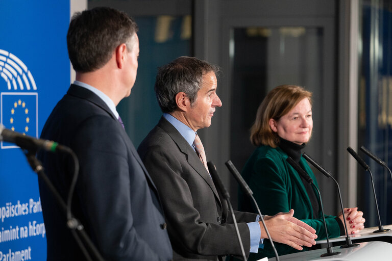 Φωτογραφία 9: Joint Press point by Rafael Mariano GROSSI, Director General of the International Atomic Energy Agency (IAEA) and by David McALLISTER AFET Chair and Nathalie, SEDE Chair