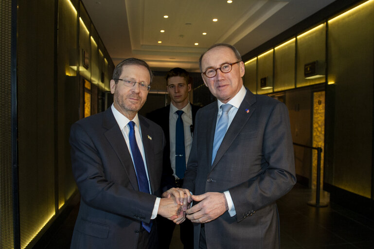 Foto 2: Othmar KARAS welcomes Isaac HERZOG, President of Israel