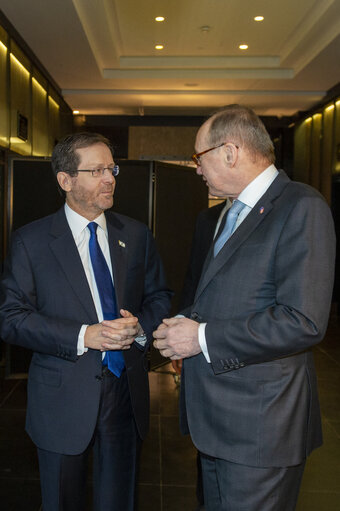 Foto 3: Othmar KARAS welcomes Isaac HERZOG, President of Israel