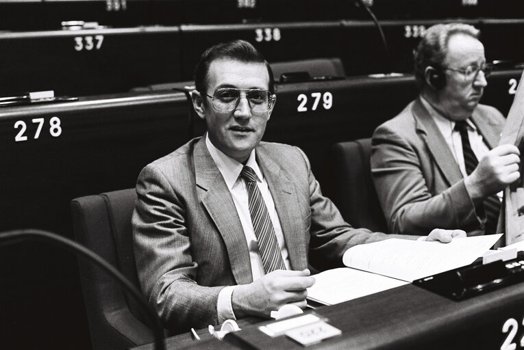 Снимка 3: Brian KEY during a plenary session in Strasbourg, December 1983.