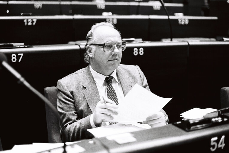 Снимка 7: Horst SEEFELD during a plenary session in Strasbourg, December 1983.