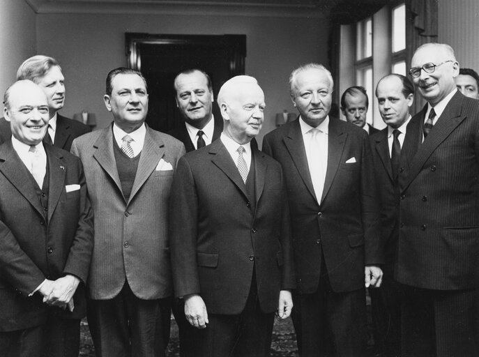 Foto 6: President Heinrich LUBKE meets some visitors in Bonn, Germany, March 15, 1962....