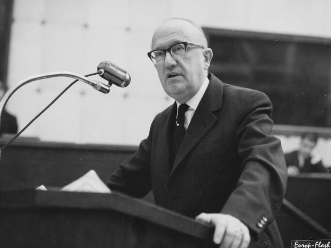 Foto 5: Walter HALLSTEIN during a session in Strasbourg, France, October 17, 1962.