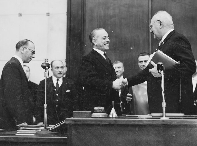 Foto 2: Edoardo MARTINO and Ferdinand FRIEDENSBURG during a session in Strasbourg, France, March 27, 1962.