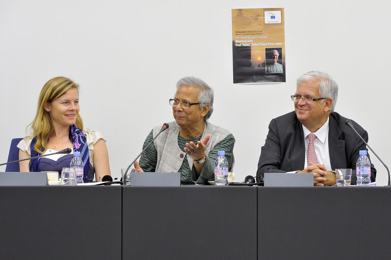 Foto 2: Meeting The Social Business Concept - MEP meets with Nobel Peace Prize 2006