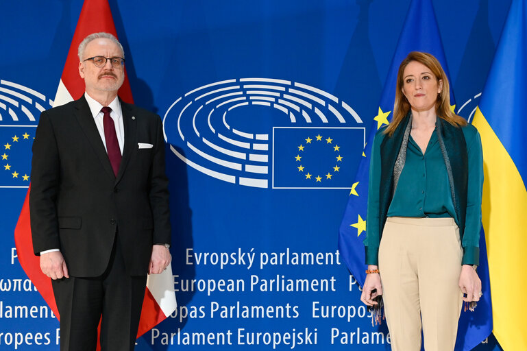 Fotografie 9: Roberta METSOLA, EP President welcomes  Egils LEVITS, Latvian President