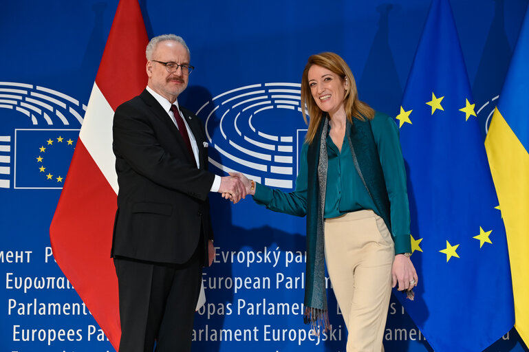 Fotografie 3: Roberta METSOLA, EP President welcomes  Egils LEVITS, Latvian President