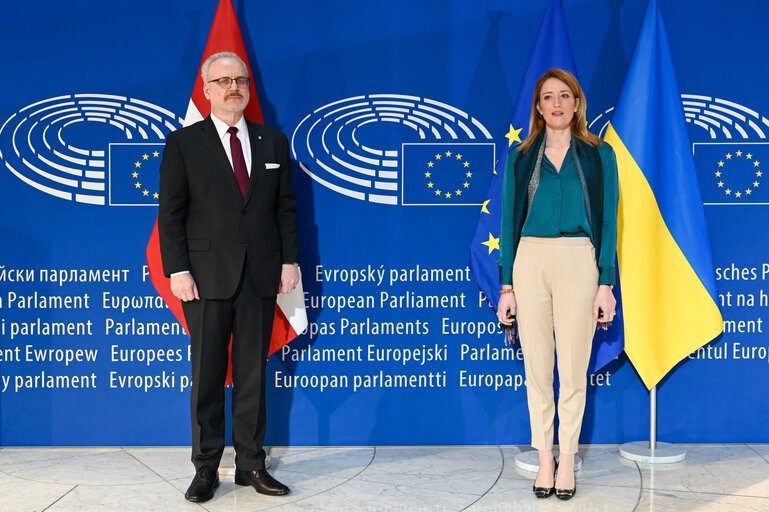 Fotografie 8: Roberta METSOLA, EP President welcomes  Egils LEVITS, Latvian President