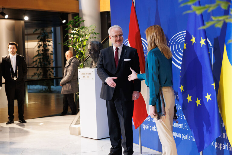 Fotografie 6: Roberta METSOLA, EP President welcomes  Egils LEVITS, Latvian President