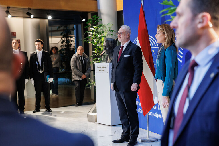 Fotografie 16: Roberta METSOLA, EP President welcomes  Egils LEVITS, Latvian President