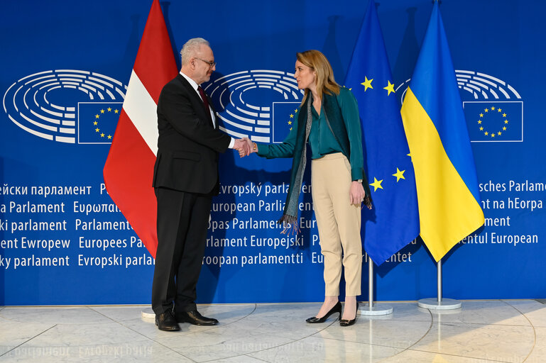 Fotografie 4: Roberta METSOLA, EP President welcomes  Egils LEVITS, Latvian President