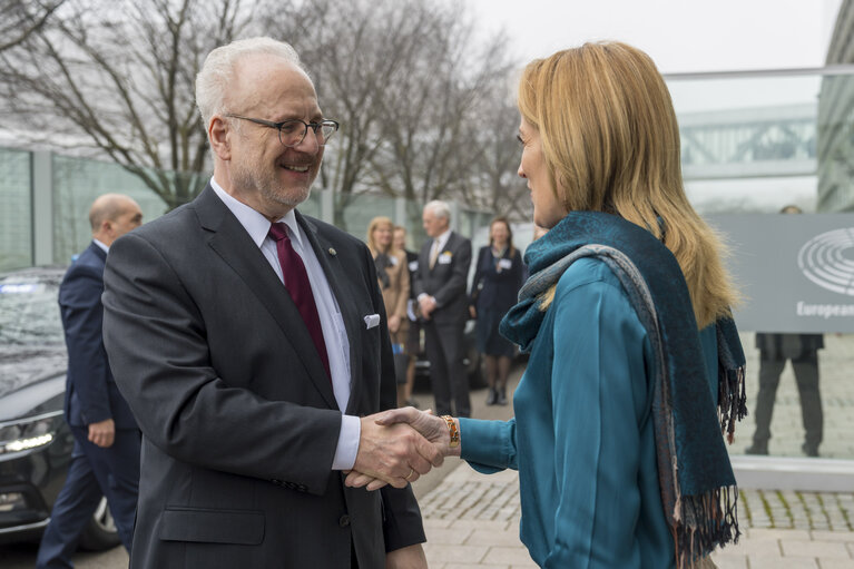 Fotografie 17: Roberta METSOLA, EP President welcomes  Egils LEVITS, Latvian President