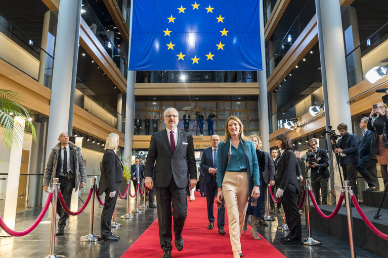 Fotografie 13: Roberta METSOLA, EP President welcomes  Egils LEVITS, Latvian President