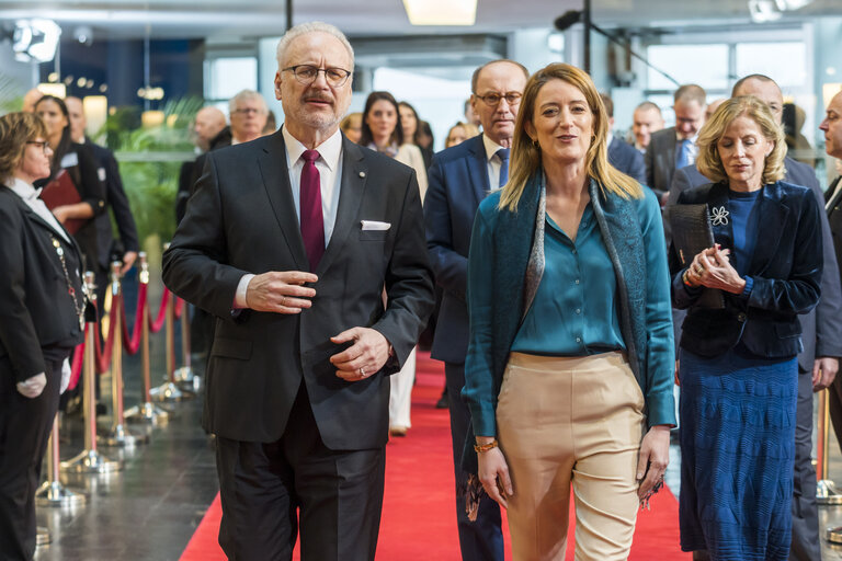 Fotografie 14: Roberta METSOLA, EP President welcomes  Egils LEVITS, Latvian President