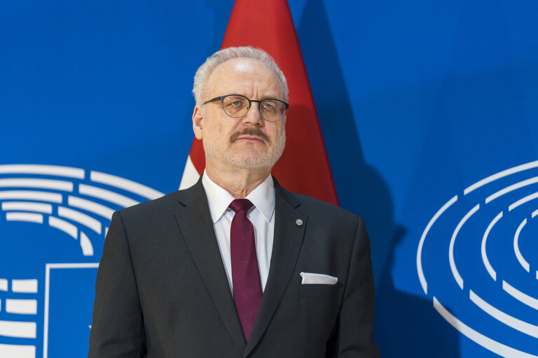 Fotografie 7: Roberta METSOLA, EP President welcomes  Egils LEVITS, Latvian President