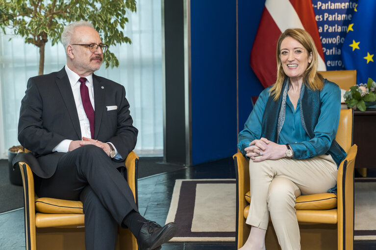 Fotografie 2: Roberta METSOLA, EP President welcomes  Egils LEVITS, Latvian President