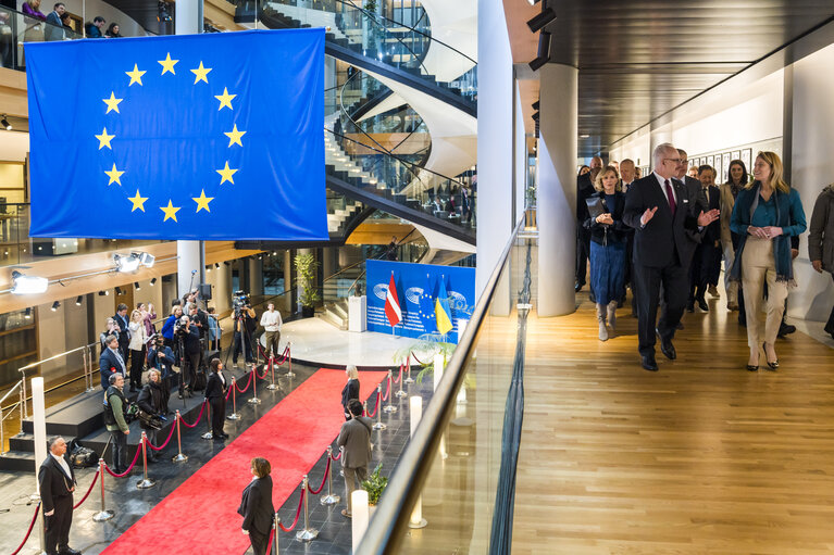 Fotografie 5: Roberta METSOLA, EP President welcomes  Egils LEVITS, Latvian President