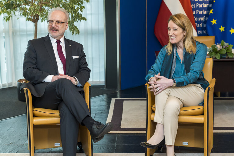 Fotografie 1: Roberta METSOLA, EP President welcomes  Egils LEVITS, Latvian President