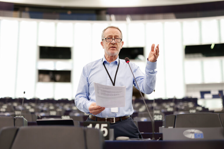 Photo 2 : EP Plenary session - The Commission communication on ensuring availability and affordability of fertilisers