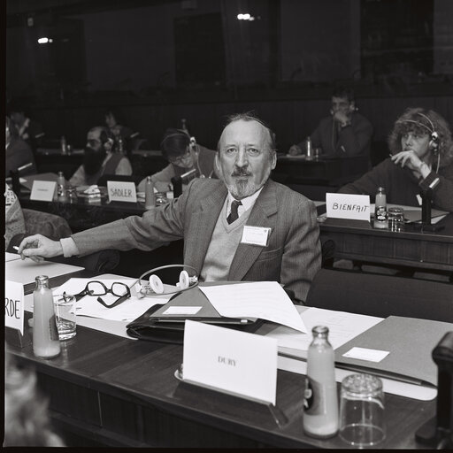 Fotografija 15: Jean VAN LIERDE attends a socialist group meeting at the European Parliament in Brussels, December 1983.